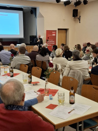 Versammlung von hinten